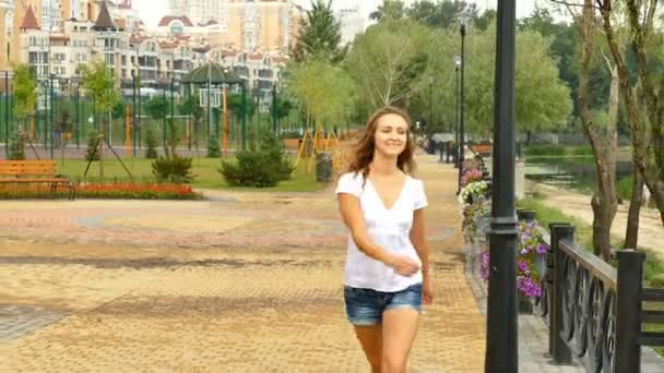 Трактивная Молодая Девушка Танцует Городской Улице Яркие Эмоции Вид Спереди — стоковое видео