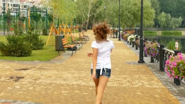 年轻苗条的女孩在城市街道上跳舞的身影 明亮的快乐情绪 — 图库视频影像