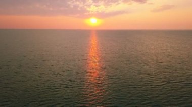 4k hava. Okyanus, deniz güneş yansıması ile üzerinden uçmak. Kompozisyon açmak