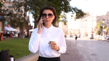 Yürümeye, city adlı işkadını kahve içmek ve Smartphone konuşmak