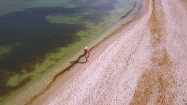 Luchtfoto Man Lopen Oceaan Zee Kustlijn Zand Strand — Stockvideo