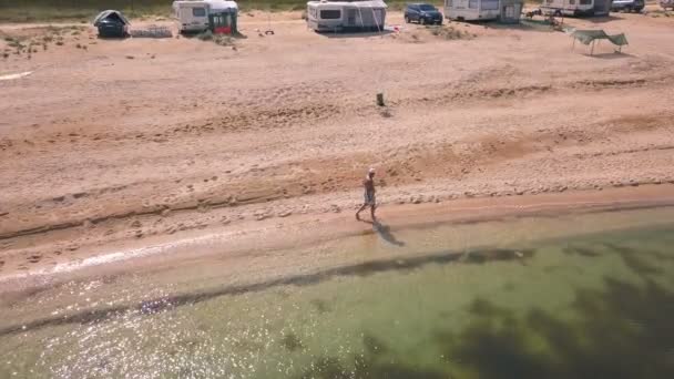 天线有一个人去海边 海岸线上有拖车营 太阳能度假时间 — 图库视频影像