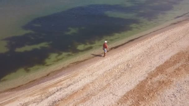 Luchtfoto Een Man Lopen Oceaan Zee Kust Beach — Stockvideo