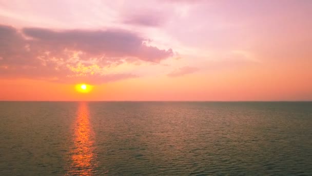 Aerial Voar Sobre Oceano Mar Com Reflexão Solar Vire Composição — Vídeo de Stock