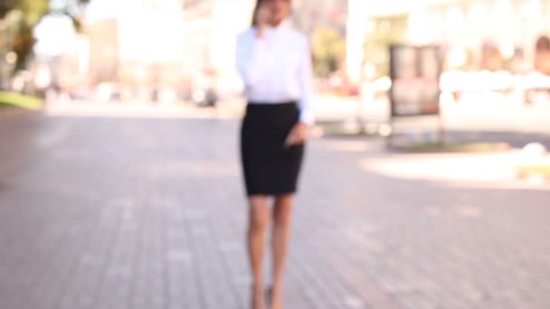 Sexy Businesswoman City Street Talk Smartphone Steady Shot Approach Scene — Stock Video