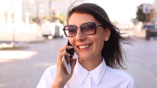 Face Business Woman Glasses City Street Talking Smartphone — Stock Video