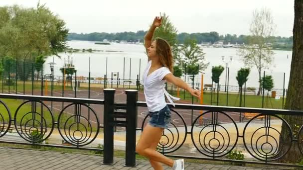 Une Jeune Fille Danse Dans Rue Ville Émotions Lumineuses Ralenti — Video