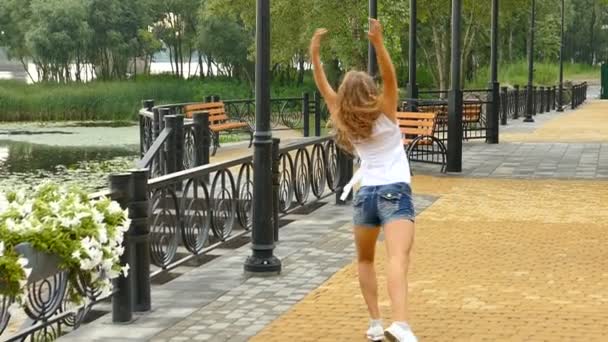 Menina Atraente Faz Figuras Dança Rua Cidade Emoções Brilhantes Câmera — Vídeo de Stock