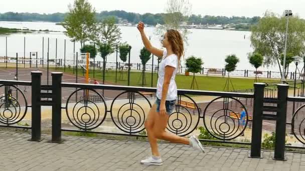 Giovane Ragazza Felice Danza Sulla Strada Della Città Scena Città — Video Stock