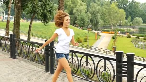Mutlu Kız Dans Caddenin Üzerinde Yavaş Şehir Sahne Parlak Duygu — Stok video