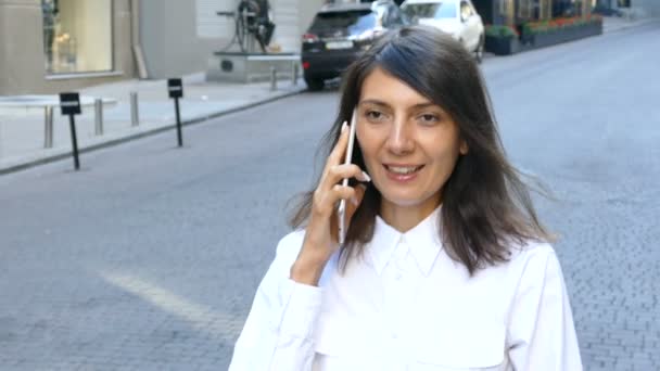 Attractive Business Woman Talk Smartphone Mobile City Street Face Close — Stock Video