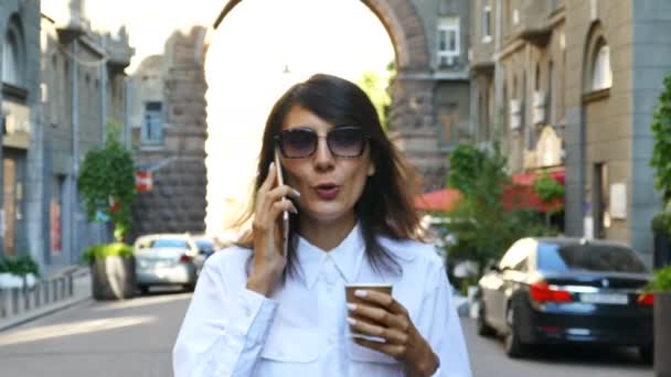 Sirios Επιχειρήσεων Γυναίκα Μιλούν Από Smartphone Στην Πόλη Δρόμο Φορά — Αρχείο Βίντεο