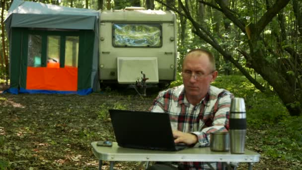 Man Reiziger Werk Laptop Buurt Van Aanhangwagen Hout Freelance Team — Stockvideo