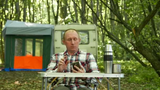 Man Traveler Trailer Wood Talk Mobile Smartphone Freelance Team — Stock Video