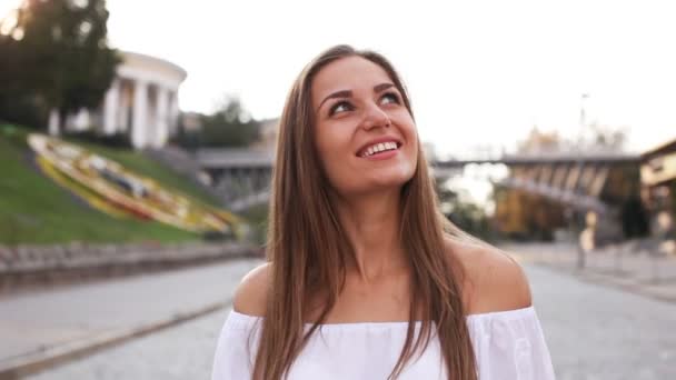 若い女性の散歩 朝の街の笑顔 背景をぼかした写真 — ストック動画