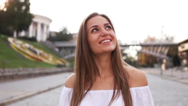 Jovem Caminhe Sorria Rua Cidade Manhã Fundo Desfocado — Vídeo de Stock