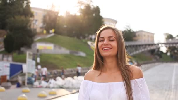 Młoda Kobieta Spaceru Uśmiech Ulicy Rano Steady Shot — Wideo stockowe