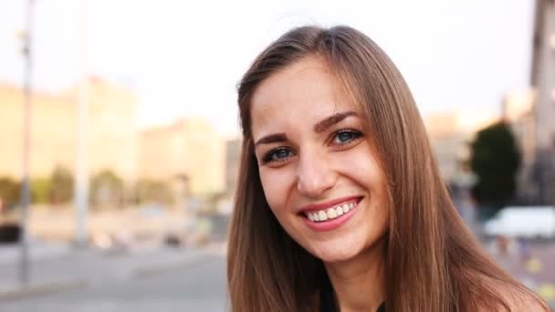 Jonge Vrouw Stand Glimlach Stad Straat Gezicht Dicht Omhoog Onscherpe — Stockvideo