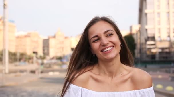 Mujer Joven Vestido Blanco Caminar Sonreír Calle Ciudad Mañana Disparo — Vídeo de stock