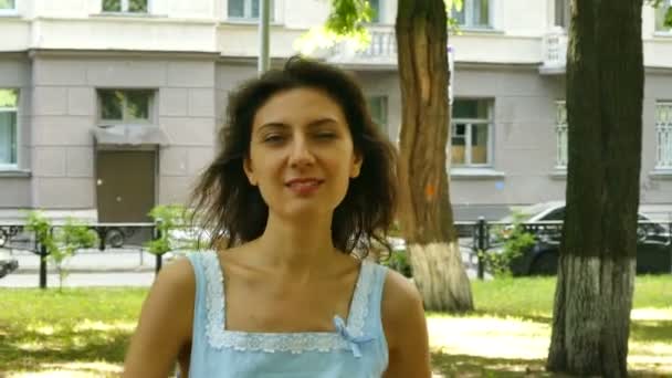 都市公園でかなり魅力的な女性モデルの顔 安定したショット — ストック動画