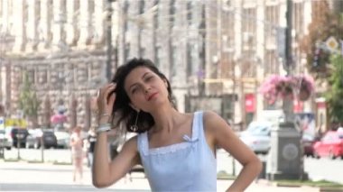 Şehir sokak kadını modelinde poz ve gülümse. Atış sürekli, kameraya bak, 