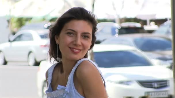 Woman Model Ulicy Miasta Pozowanie Uśmiech Steady Shot Spojrzeć Kamery — Wideo stockowe