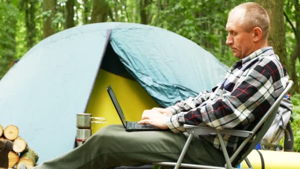 Взрослый Человек Турист Открытом Воздухе Палаткой Использовании Ноутбука — стоковое видео