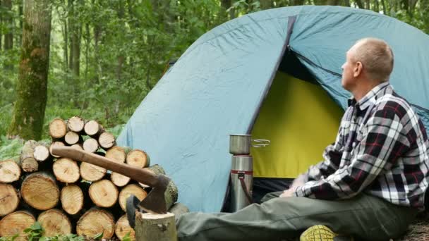 Les Touristes Adultes Reposent Près Tente Bois Hermos Tasse Hache — Video