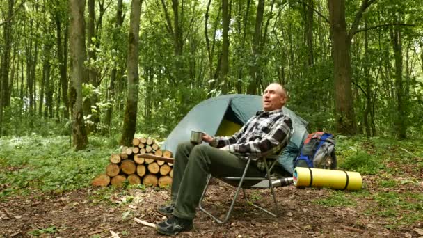 Souriant Homme Adulte Touriste Reposer Près Tente Bois Assis Sur — Video