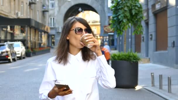 Cámara Lenta Mañana Mujer Negocios Caminando Calle Ciudad Café Teléfono — Vídeos de Stock