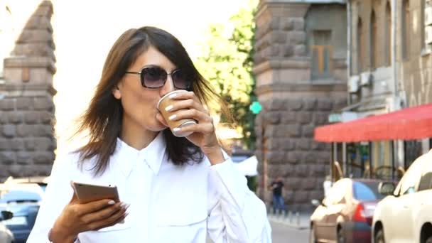 Slow Motion Glad Attraktiva Affärskvinna Promenader Gatan Kaffe Och Smartphone — Stockvideo