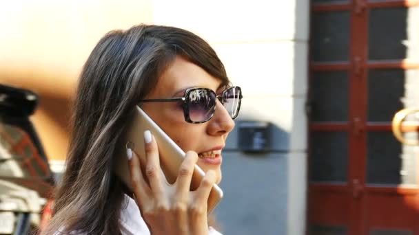 Movimento Lento Mulher Negócios Andar Rua Cidade Conversa Por Smartphone — Vídeo de Stock