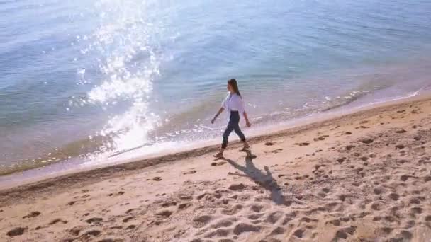 Aerial Menina Jovem Adolescente Ondas Para Drone Uma Mão Praia — Vídeo de Stock