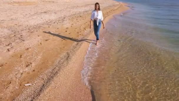 Aerial Jovem Adolescente Esbelta Caminhar Oceano Praia Mar Vista Frontal — Vídeo de Stock