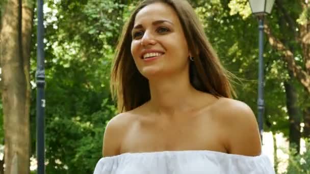 Giovane Sorridente Modello Donna Capelli Lunghi Passeggiata Nel Parco Della — Video Stock