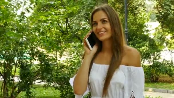 Giovane Donna Capelli Lunghi Parlare Smartphone Cellulare Nel Parco Della — Video Stock