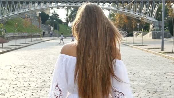 Mujer Pelo Bastante Largo Calle Ciudad Vuelta Sonríe — Vídeos de Stock