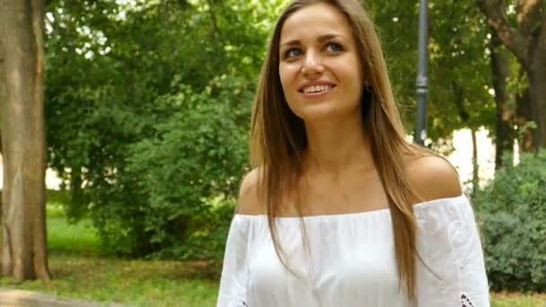 Atractiva Mujer Pelo Largo Parque Verano Ciudad Caminar Sonrisas Mirando — Vídeo de stock