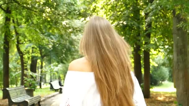 Mulher Cabelo Longo Jovem Atraente Parque Sorri Vire Movimento Lento — Vídeo de Stock