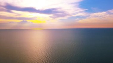 4 k hava Hyperlapse. Sinek kadar güzel bulutlar okyanus, deniz. Sabah saat