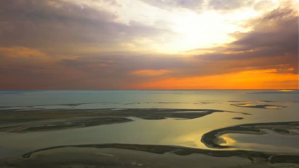 Hiperlapso Aéreo Voe Sobre Mar Costa Oceânica Pôr Sol Pequenas — Vídeo de Stock