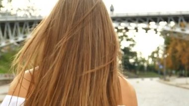 Sabah şehirde sokak mutlu genç gülümseyen kadın yüzü. Atış sürekli, dön arkanı