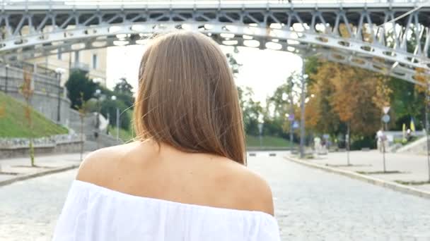 Junge Glückliche Frau Geht Und Lächelt Der Morgendlichen Stadtstraße Stetiger — Stockvideo