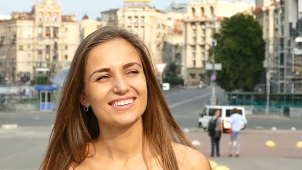 Навколо Молодої Щасливої Усміхненої Жінки Ранковій Вулиці Міста Постійний Постріл — стокове відео