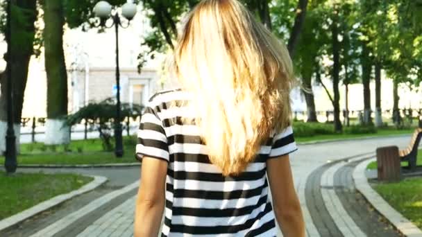 Movimento Lento Jovem Sexy Mulher Cidade Andar Vire Com Cabelo — Vídeo de Stock