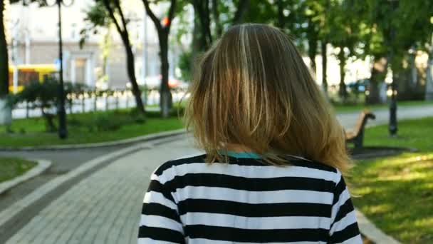 Movimento Lento Jovem Sexy Mulher Verão Cidade Parque Passeio Vire — Vídeo de Stock