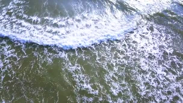 Cámara Lenta Aérea Volar Sobre Las Olas Del Océano Con — Vídeo de stock