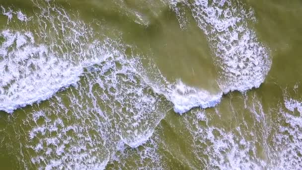 空中スローモーション 白い泡 海洋風景 上から見ると海の波の上を飛ぶ — ストック動画