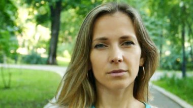 Ağır çekim. Kameradaki ciddi çekici kadın yüzü.