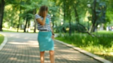 Ağır çekim. Genç güzel kadın modeli şehir park Haritayı teşkil etmektedir